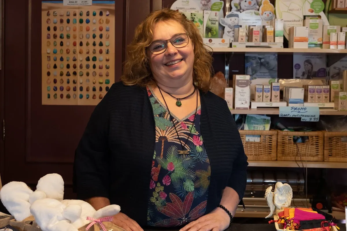 Sabine Eulaerts, eigenares van Juniper, achter de toonbank in de winkel